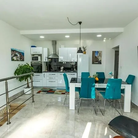 Family-friendly With Swimming Pool - 22457 Daire Šibenik